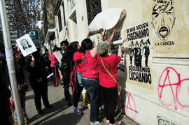 Brigada de propaganda "40 años de luchas y resistencia" pegando afiches