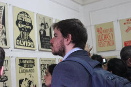Giorgio Jackson observando exposición de afiches