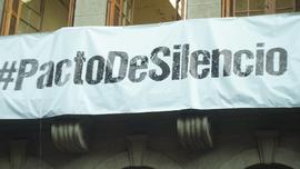 Lienzo "Pacto de Silencio" colgado en la fachada de Londres 38