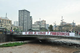 "40 AÑOS DE LUCHAS Y RESISTENCIAS" en Puente La Paz en río Mapocho