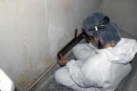 Persona tomando mediciones en inmueble de Londres 38