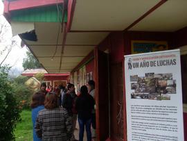 Personas ingresando a exposición "Un año de luchas"
