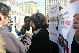 Erika Hennings frente a La Moneda en manifestación