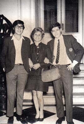 Carlos Salcedo con su madre y compañero en el Teatro Municipal