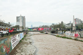 Intervención urbana en puente peatonal Los Carros del río Mapocho