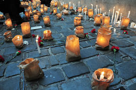 Velas y claveles rojos en frontis de Londres 38 durante conmemoración del 11 de septiembre