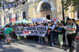Personas conmemorando la muerte de Sebastián Acevedo