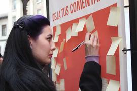 Mujer dejando comentario en Londres 38 para el Día del Detenido Desaparecido 2012