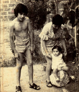 Camila Chacón Martinez junto a sus tios
