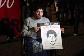Persona sosteniendo cartel "A UN AÑO DEL CRIMEN. NO MAS IMPUNIDAD"