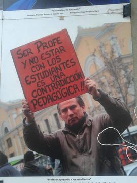Profesor apoyando a los estudiantes