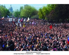 Asistentes a multitudinaria marcha por la educación chilena