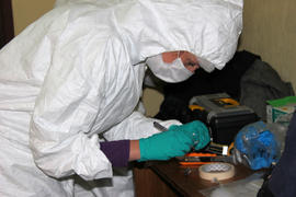 Persona etiquetando muestra tomada desde el inmueble de Londres 38