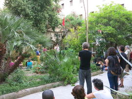 Persona interviniendo en inauguración de exposición de afiches de la Brigada 40 años en Nápoles