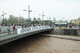 "¿DÓNDE ESTÁN LOS DESAPARECIDOS?" en Puente La Paz del río Mapocho
