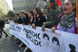 Manifestantes con lienzo "Con derechos y sin mercado"