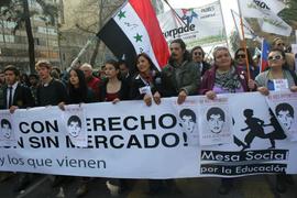 Manifestantes con lienzo "Con derechos y sin mercado"