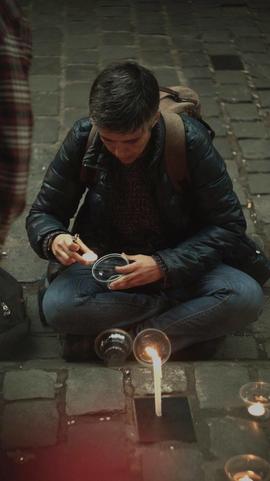 Hombre encendiendo vela durante conmemoración del Golpe de Estado de Chile