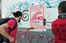 Instalación afiche "Chile, la alegría no viene sola... se construye entre todos!!!"