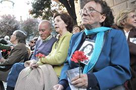 Familiares de Detenidos Desaparecidos en inauguración de Memorial de Londres 38