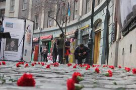 Claveles rojos en adoquines conmemorativos de Londres 38