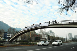 "¿DÓNDE ESTÁN LOS DESAPARECIDOS?" en Puente Condell del río Mapocho