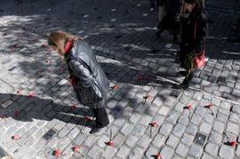 Claveles rojos en adoquines conmemorativos de Londres 38