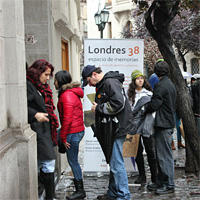 Personas ingresando a Londres 38 durante el Día del Patrimonio 2012