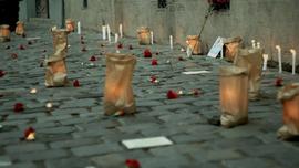 Velas y claveles rojos sobre adoquines conmemorativos de los detenidos en Londres 38