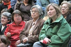 Mujeres participando en inauguración del Memorial Londres 38