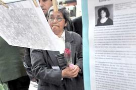 Mujer participando en actividad durante inauguración del Memorial Londres 38