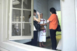 Mujeres conversando en habitación del inmueble ubicado en Londres 38