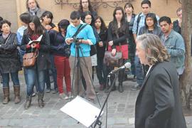 Hombre hablando en frontis de Londres 38 durante el Día del Detenido Desaparecido 2012