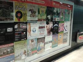 Afiche NO MAS ARCHIVOS SECRETOS en estación de metro de Santiago