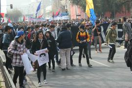 Manifestantes marchando por la Alameda