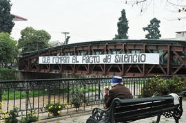"QUE ROMPAN EL PACTO DE SILENCIO" en Puente Vicente Huidobro del río Mapocho