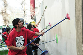 Brigada de propaganda "40 años de luchas y resistencia" pegando afiches
