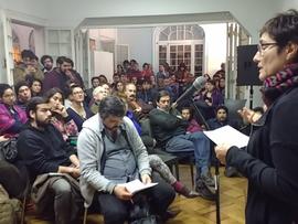 Gloria Elgueta exponiendo en el lanzamiento del libro "40 años de luchas y resistencia"