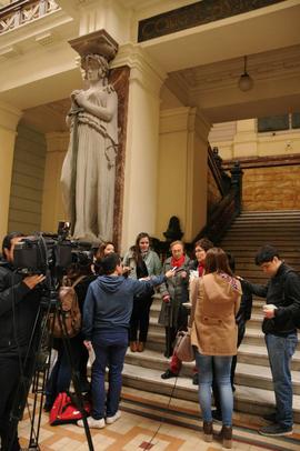 Gloria Elgueta siendo entrevistada a las afueras de la Corte Suprema