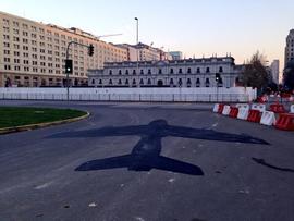 Instalación de sombras de aviones, aludiendo al bombardeo de La Moneda en 1973
