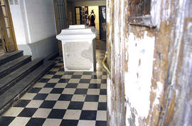 Pedestal de busto en entrada de Londres 38