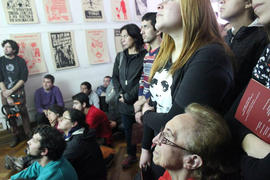 Magdalena Navarrete observando exposición de afiches