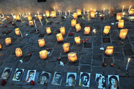Velas, claveles rojos y fotografías en frontis de Londres 38 durante conmemoración del 11 de septiembre